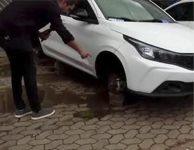 TAGUATINGA SUL: Criminosos furtaram rodas e pneus de dois carros durante a madrugada