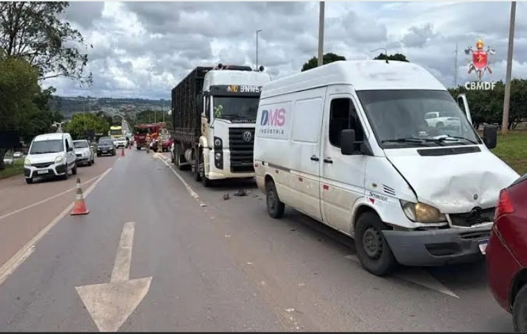 SAÍDA NORTE: Caos no trânsito após engavetamento com 9 veículos que interditaram a BR-020 saída para Formosa