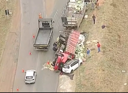 ACIDENTE ZONA NORTE: Carreta tomba em cima de carro e deixa 4 feridos na DF-230, em Planaltina
