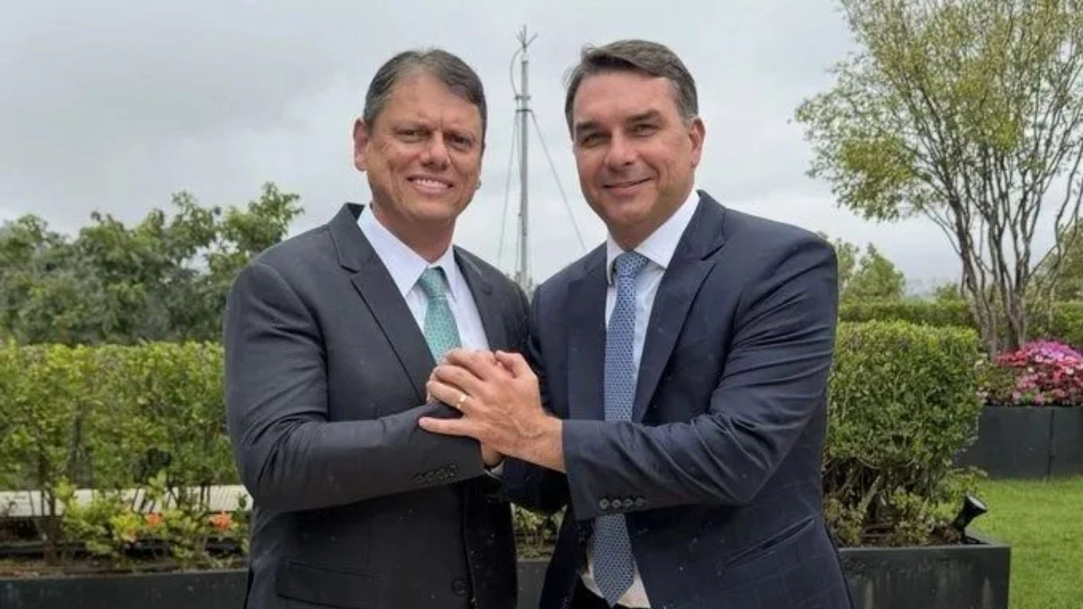 TARCISIO EM BRASÍLIA: Governador reeleito de São Paulo se reúne com Flávio Bolsonaro antes do 2º turno