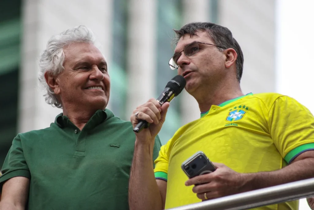 DE BRASÍLIA À GOIÂNIA: Caiado prepara anúncio de apoio a Flávio Bolsonaro no 2º turno