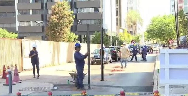SETOR DE RÁDIO E TV SUL: Obra privada fecha rua e estacionamento público e dificulta trânsito