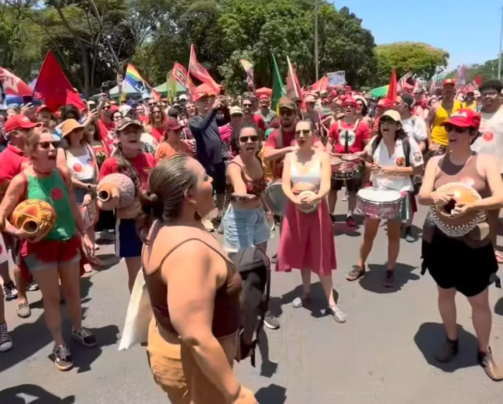 SEM AUTORIZAÇÃO: Manifestantes do PT interrompem trânsito e gera relatos de adesivagem de veículos sem consentimento