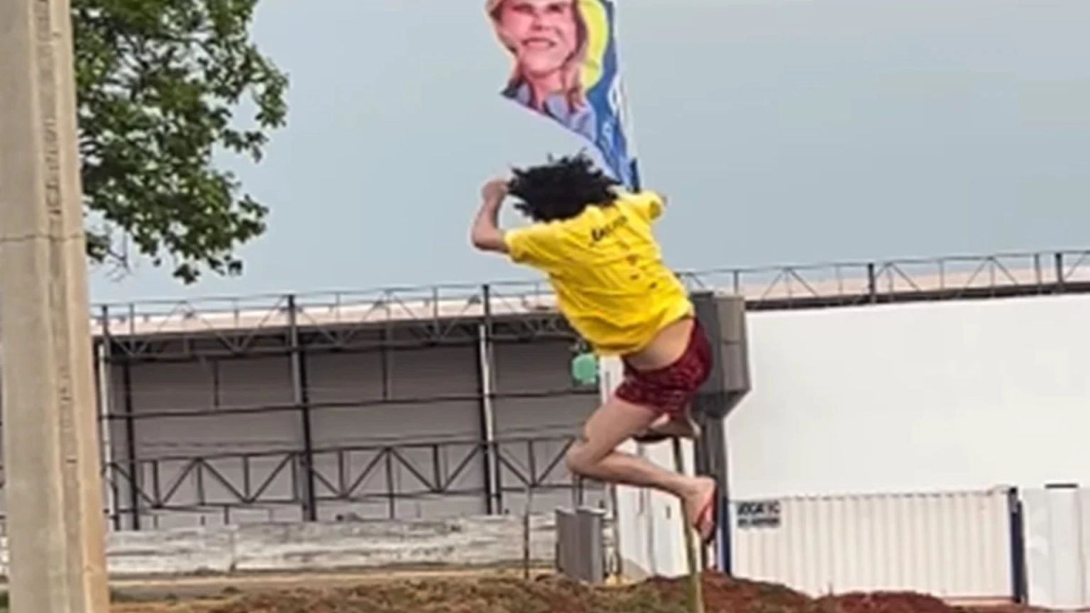 SEM NOÇÃO: "Maluco" dá 'voadora' e tenta queimar bandeira de Celina Leão