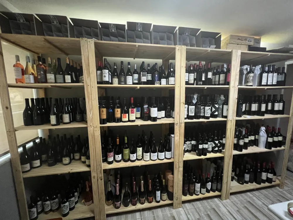 FALSIDADE NA FISCALIZAÇÃO: PF desmantela esquema de contrabando de vinhos em Brasília, SP e PI