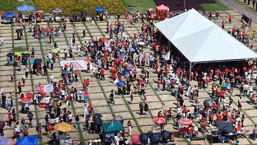 A 4 DIAS DO 2o. TURNO: Professores protestam em frente ao Buriti e Celina Leão critica manifestação