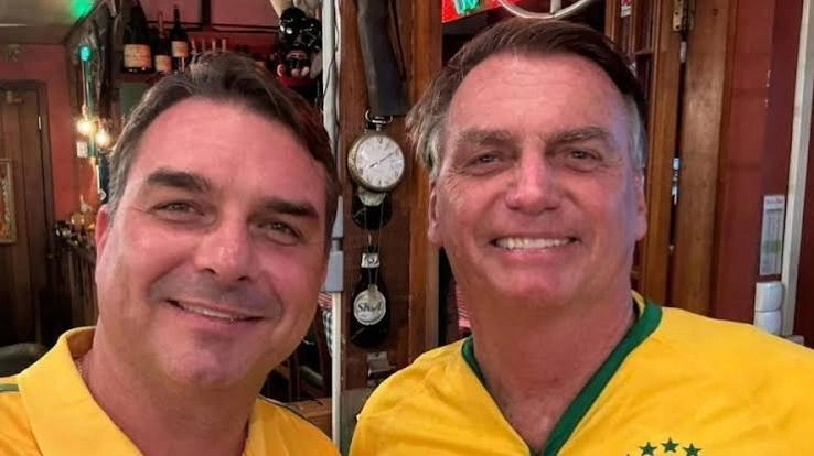 VISITA AO PAI: Flávio visitou Jair Bolsonaro hoje, véspera do debate da Globo