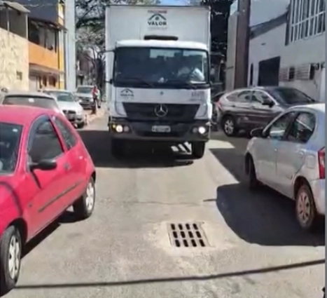 ASA SUL: Moradores cobram fiscalização após carros estacionados bloquearem ruas