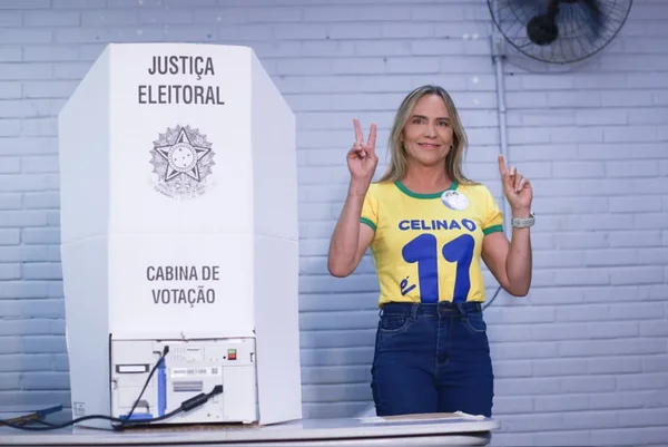 CELINA VOTA NO 2o. TURNO:  Governadora exerceu seu direito no Centro de Ensino 1 do Lago Norte