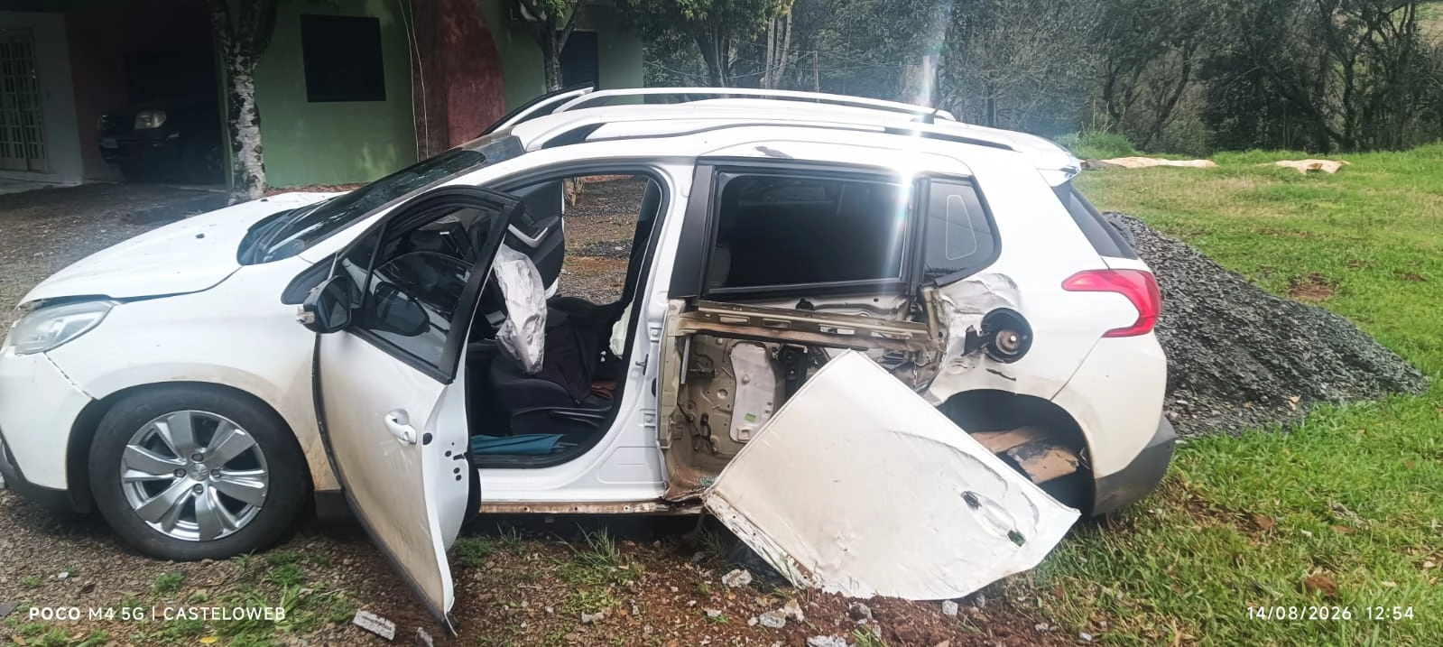Motorista perde controle em curva, sai da pista e atinge postes na entrada de Presidente Castello Branco