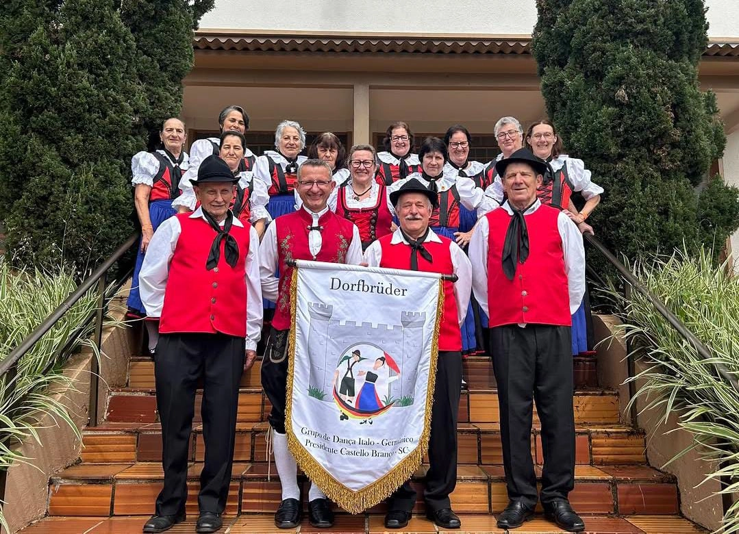 Grupo da Terceira Idade de Presidente Castello Branco brilha em festival de dança folclórica em Peritiba