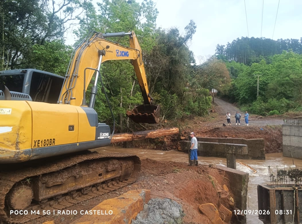 Dez famílias estão isoladas após fortes chuvas levarem ponte sobre o Rio Bonito; prefeituras mobilizam força-tarefa
