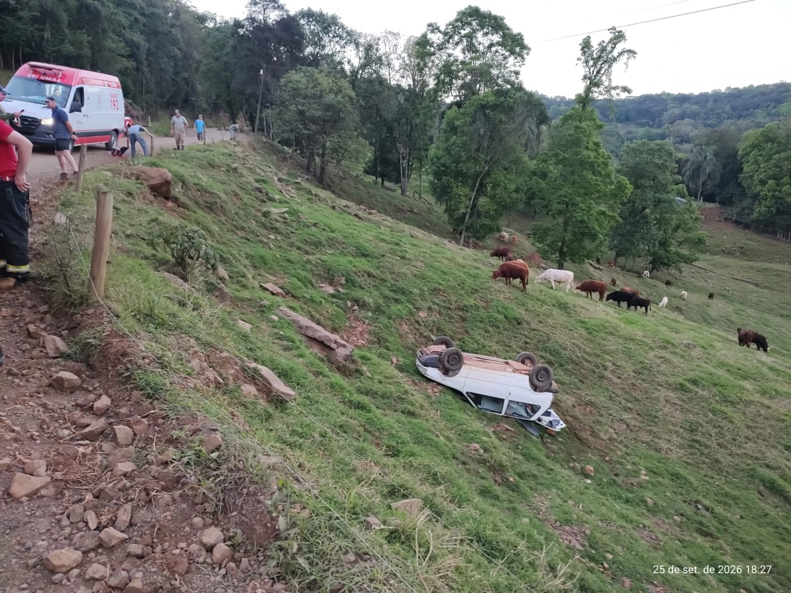 Idoso de 80 anos fica ferido após carro capotar na Linha Caravaggio, em Concórdia