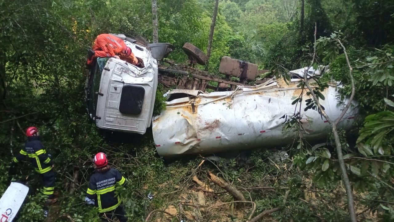 Motorista fica preso às ferragens após capotamento no interior de Arabutã