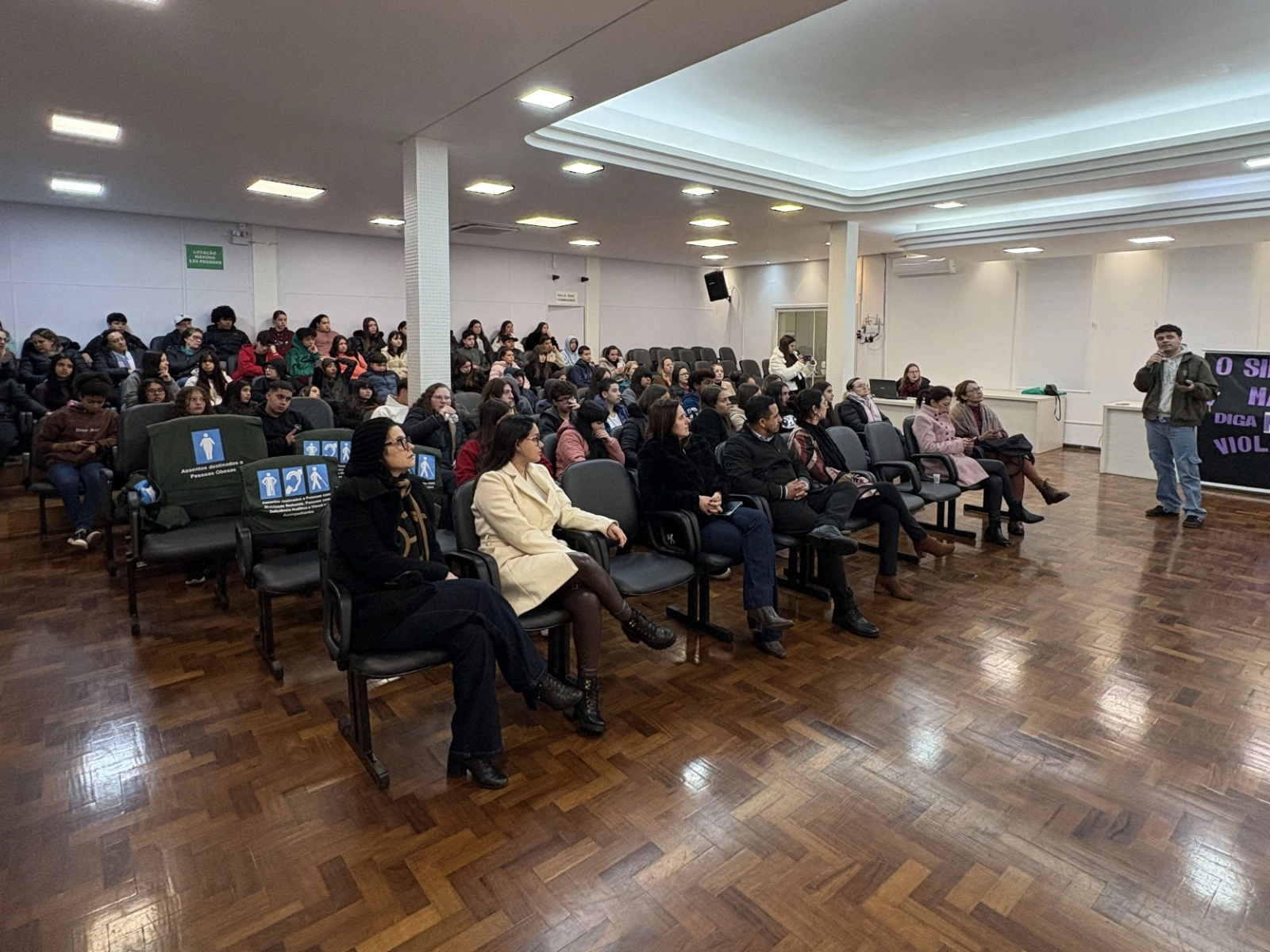 BATE-PAPO REÚNE ESTUDANTES PARA ABORDAR PREVENÇÃO À VIOLÊNCIA CONTRA A MULHER