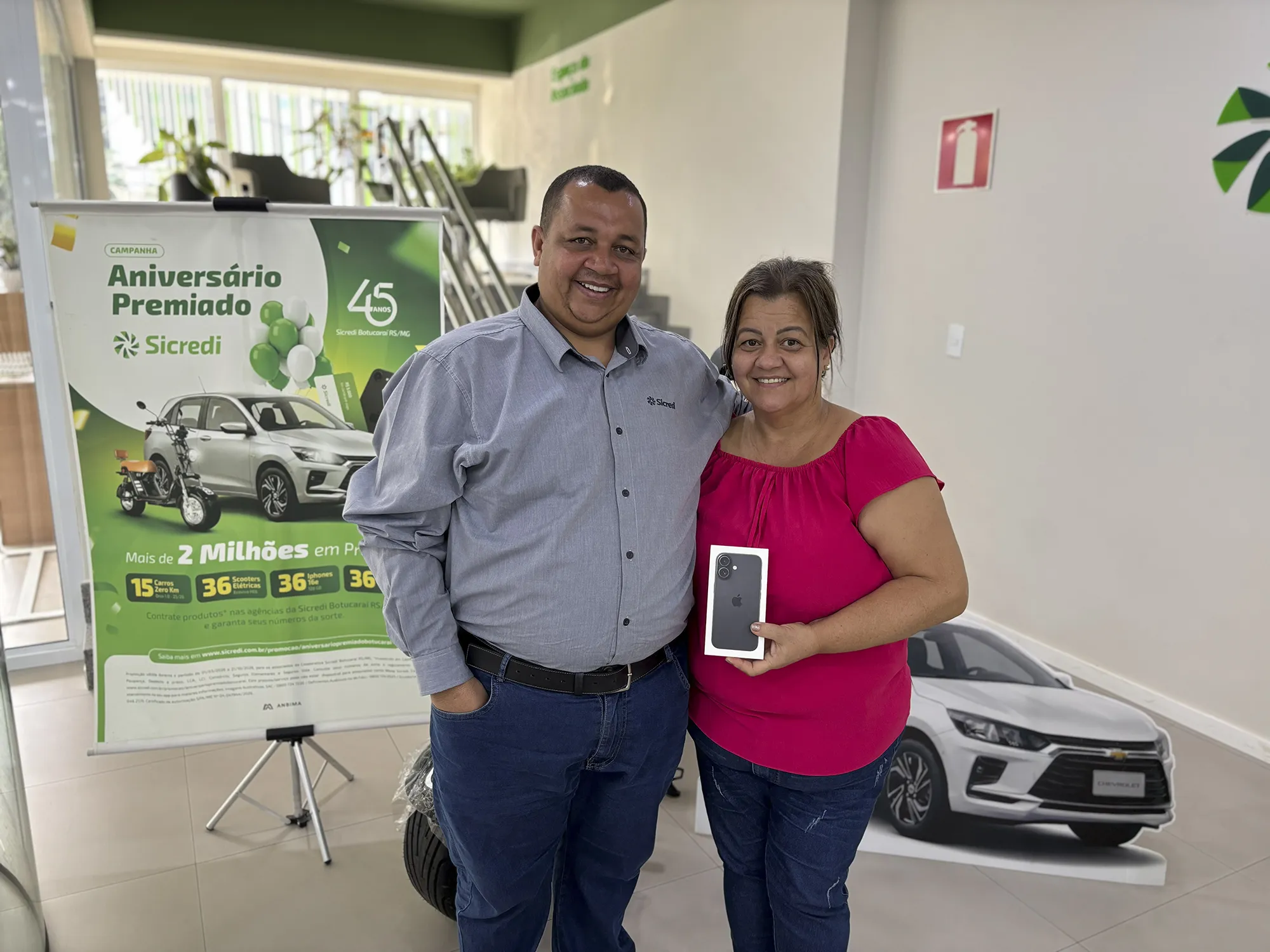Aniversário Premiado contempla 36 associados com iPhones e segue com sorteios de scooters e carros 0 km