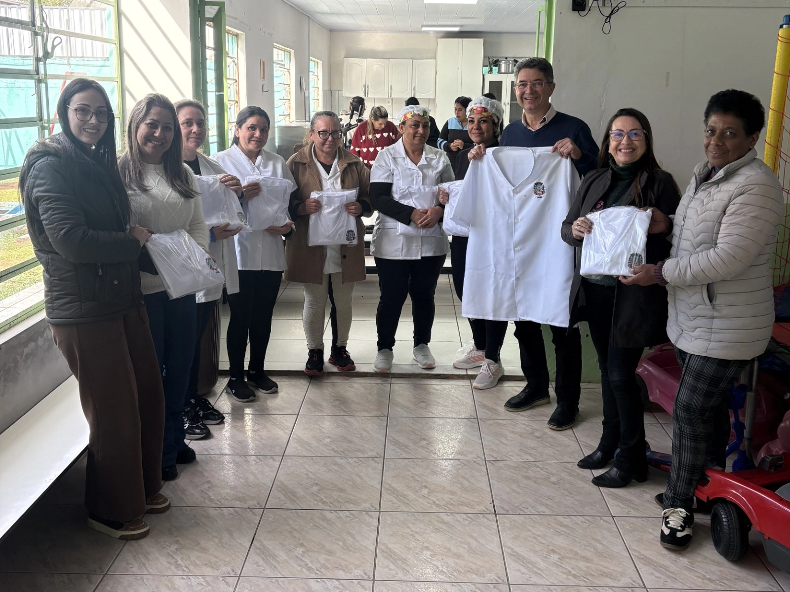 EQUIPES DE ATIVIDADES GERAIS DA REDE MUNICIPAL DE ENSINO RECEBEM UNIFORMES