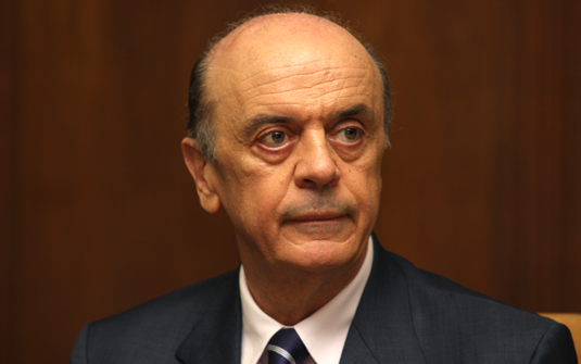 Serra pede demissão de ministério