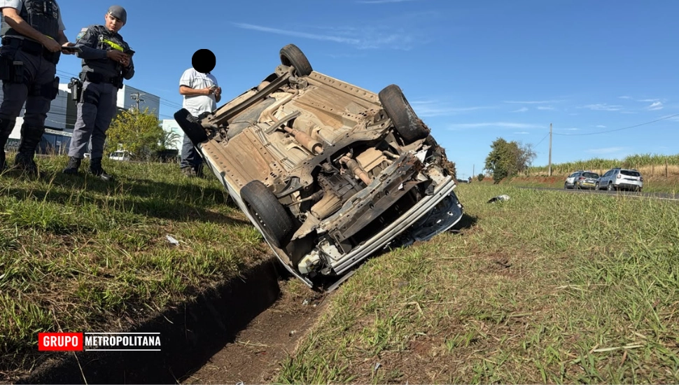 MOTORISTA PERDE O CONTROLE E CAPOTA CARRO EM RODOVIA DE PIRACICABA