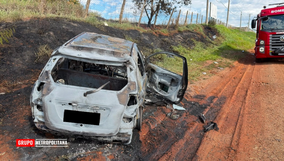 CARRO CAPOTA APÓS MOTORISTA PERDER O CONTROLE E PEGA FOGO EM RODOVIA DE PIRACICABA