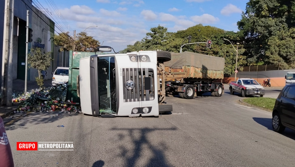 CAMINHÃO COM SUCATA TOMBA E INTERDITA AVENIDA EM PIRACICABA