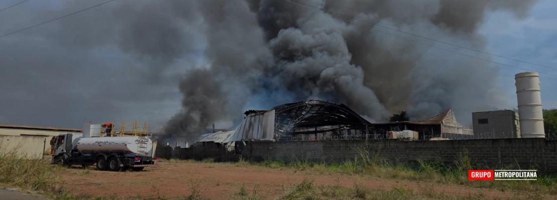 INCÊNDIO DE GRANDES PROPORÇÕES ATINGE EMPRESA DE RESÍDUOS INDUSTRIAIS EM CORDEIRÓPOLIS