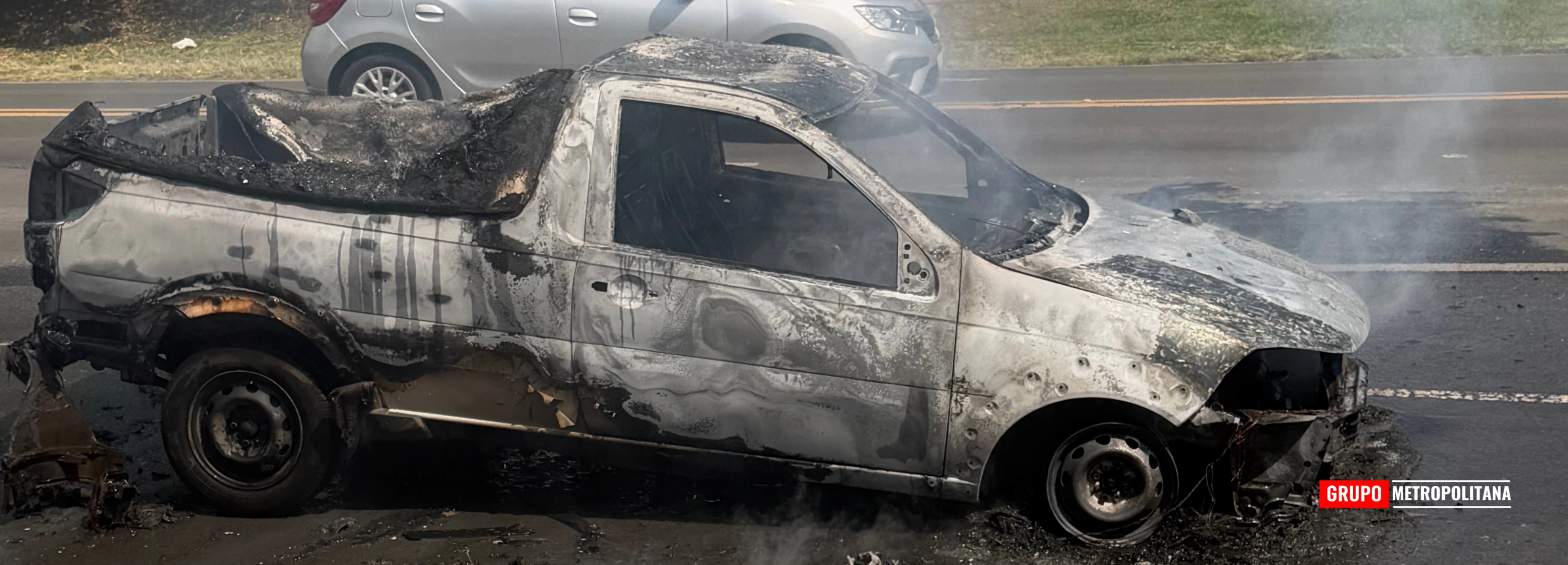 CARRO PEGA FOGO APÓS PANE ELÉTRICA EM AVENIDA DE PIRACICABA