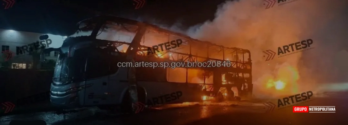 ÔNIBUS COM 54 PASSAGEIROS PEGA FOGO NA RODOVIA ANHANGUERA EM LIMEIRA