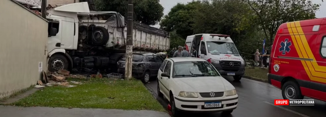 CAMINHÃO BATE CONTRA MURO DE CASA E DEIXA MOTORISTA FERIDO EM PAULÍNIA