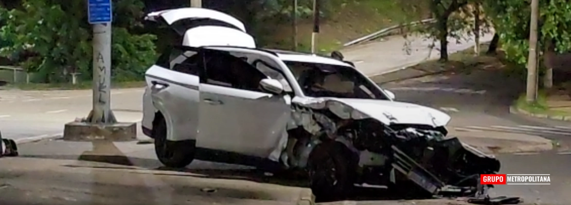CASAL FICA FERIDO APÓS CARRO BATER CONTRA ÁRVORE EM AVENIDA DE PIRACICABA