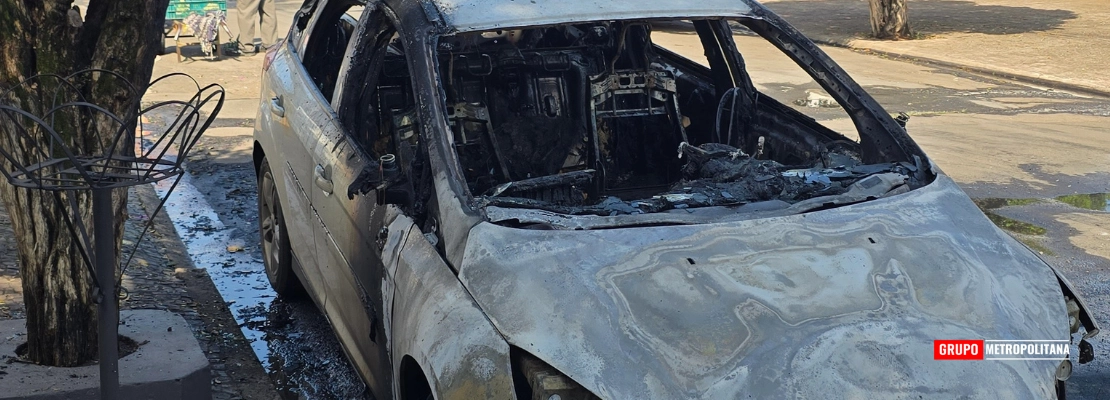 CARRO PEGA FOGO E FICA DESTRUÍDO NO BAIRRO ALGODOAL EM PIRACICABA
