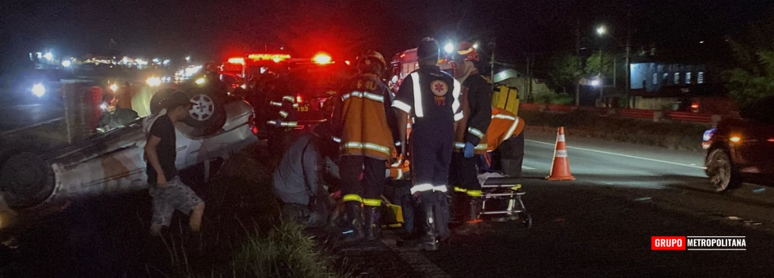 MULHER FICA FERIDA APÓS CARRO CAPOTAR NA RODOVIA DO AÇÚCAR, EM PIRACICABA