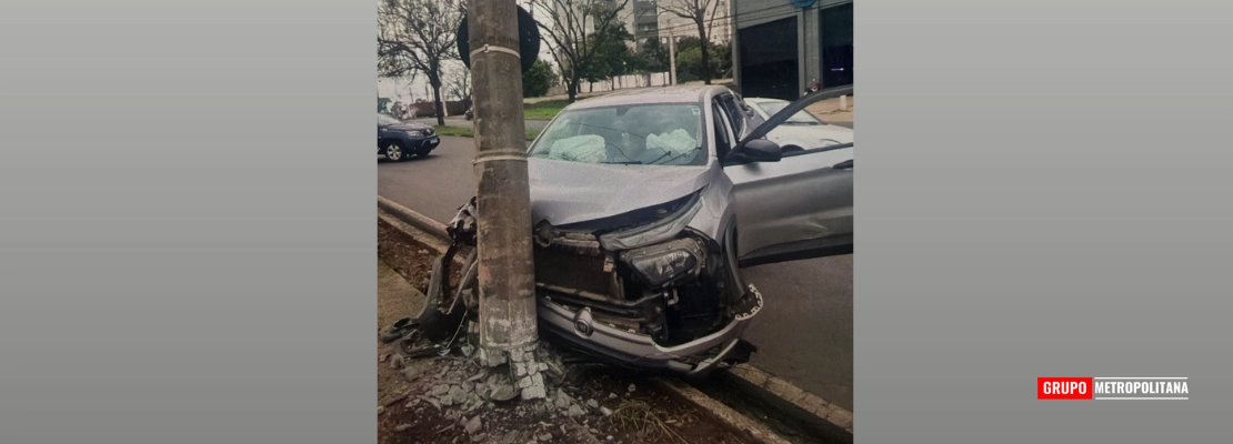 MOTORISTA PERDE CONTROLE E BATE CONTRA POSTE AO TENTAR PEGAR CELULAR EM ARARAS