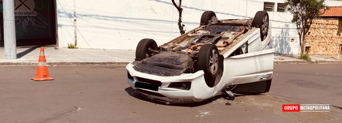 CARRO CAPOTA APÓS COLISÃO EM CRUZAMENTO NO BAIRRO PIRACICAMIRIM EM PIRACICABA
