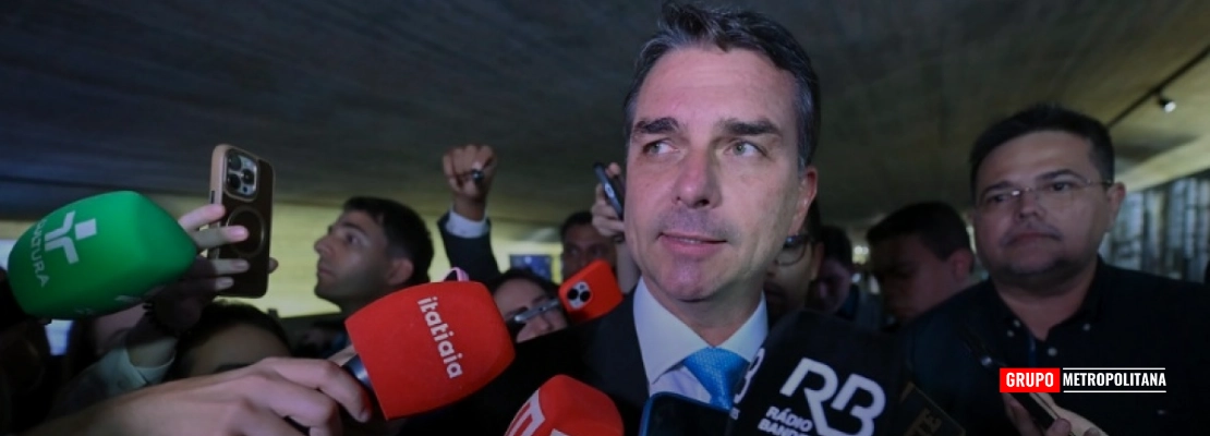 FLÁVIO BOLSONARO VOLTA ATRÁS E CONFIRMA PRESENÇA EM DEBATE NA BAND
