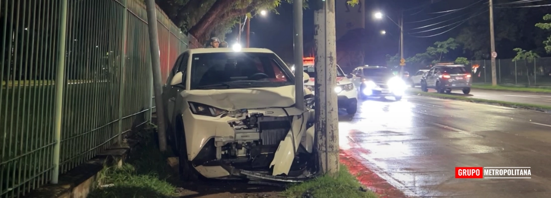 MOTORISTA BATE CARRO CONTRA POSTE EM AVENIDA DE PIRACICABA