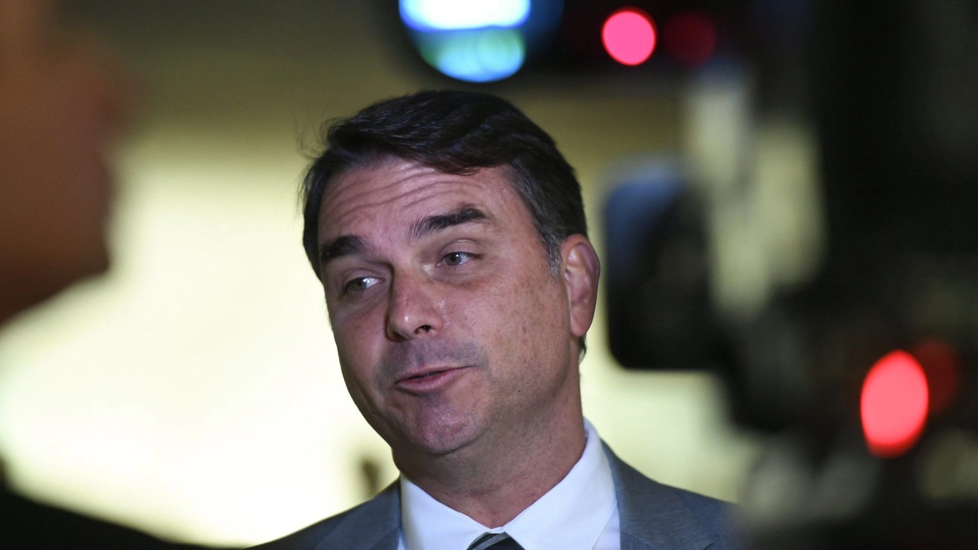 Propaganda eleitoral de Flávio Bolsonaro é exibida sem áudio nesta segunda