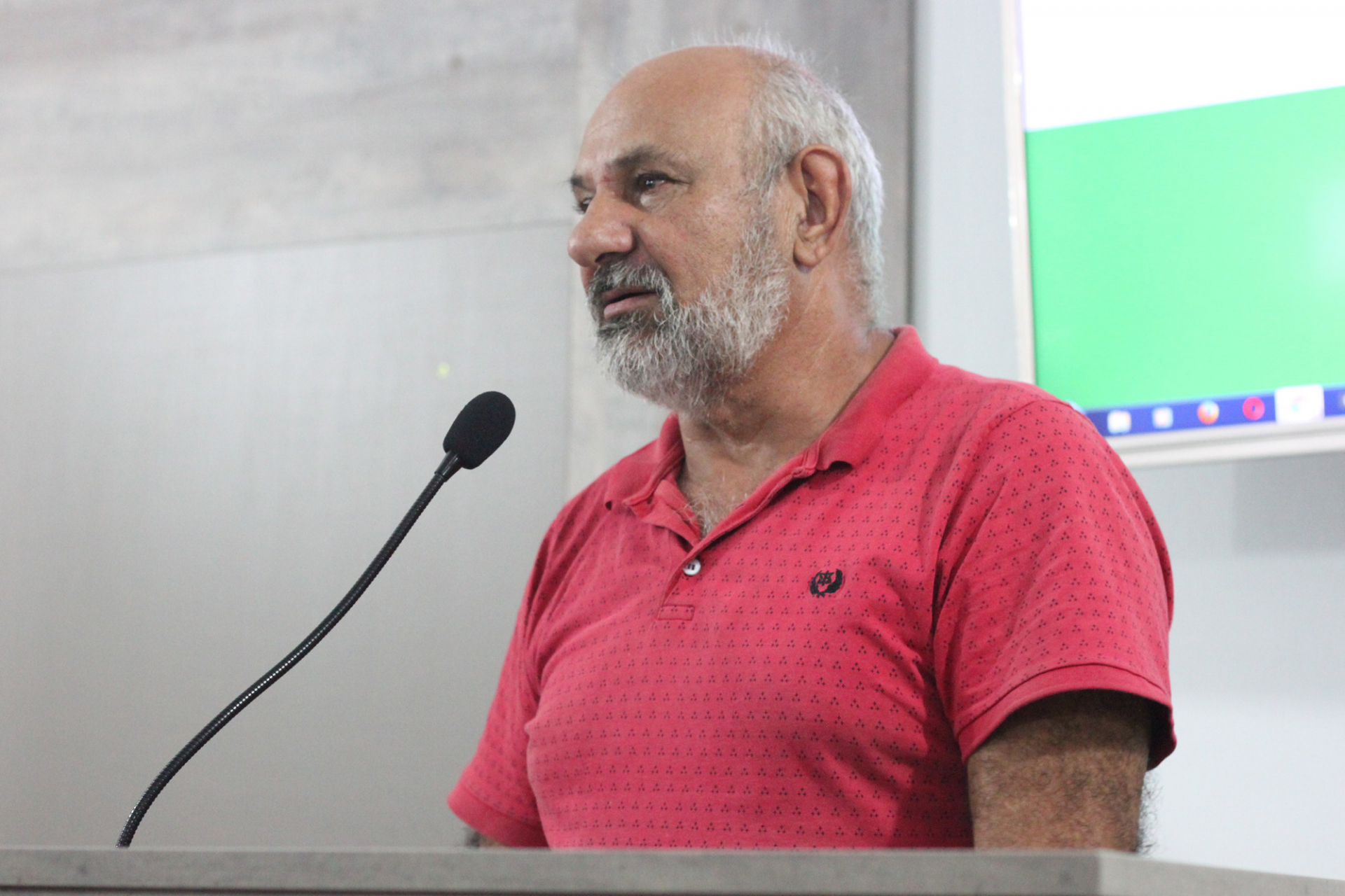 Calçada, esgoto e estacionamento na Avenida Brasil precisam de melhorias, diz Zé Toquinho