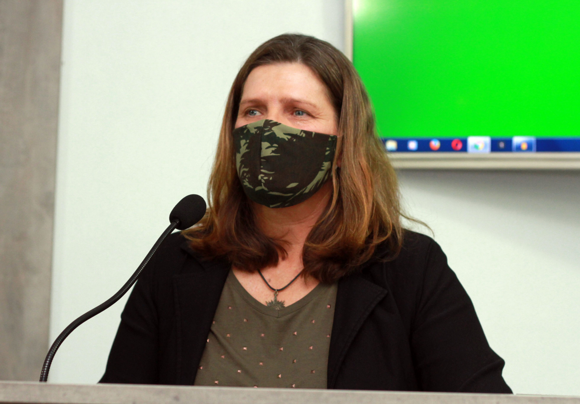 Meg assume cadeira e defende suas prioridades
