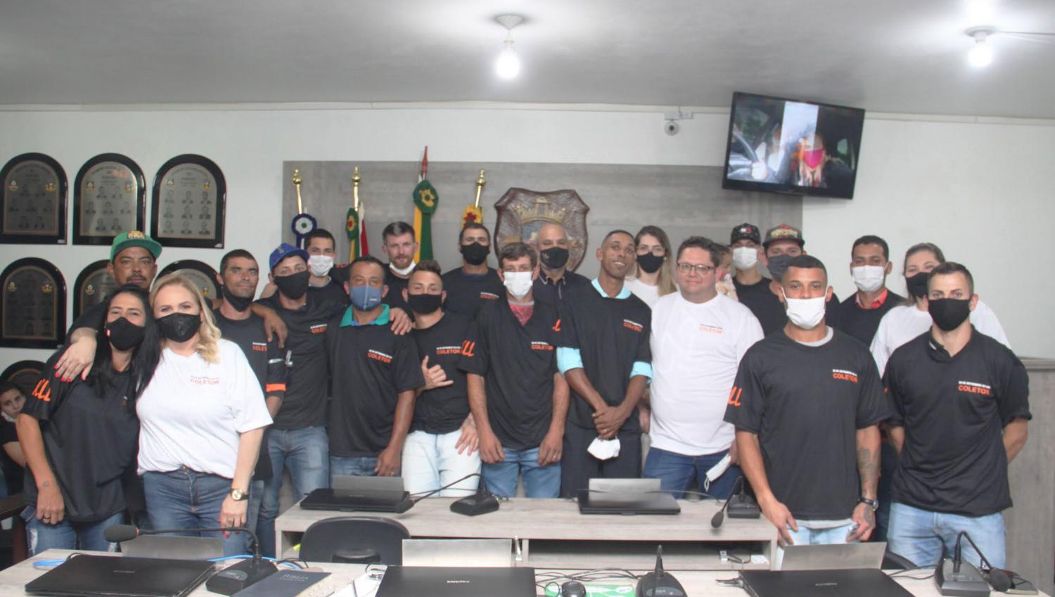 Câmara de Vereadores rende homenagem aos coletores de resíduos sólidos urbanos