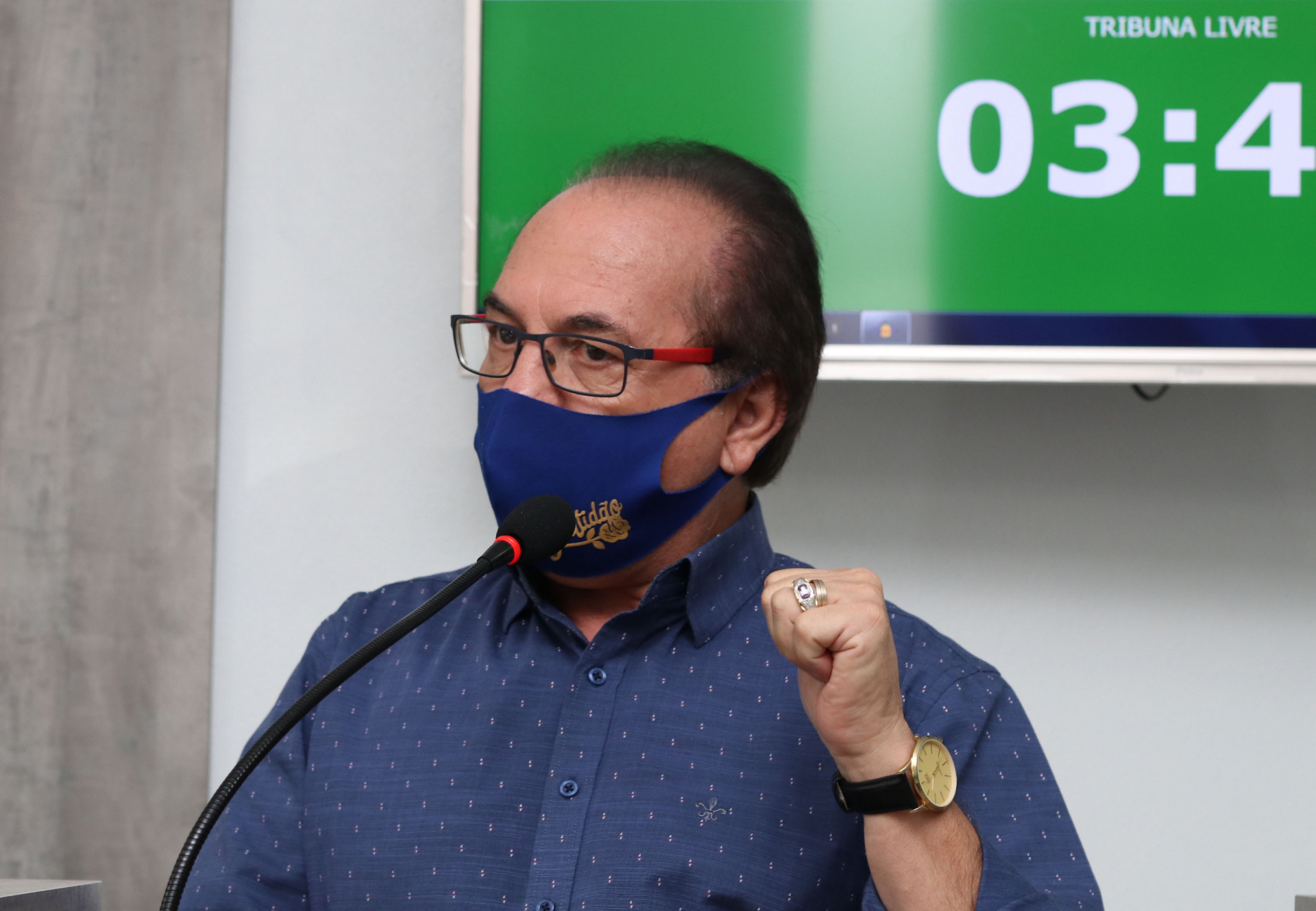 Adair se queixa da limpeza da cidade