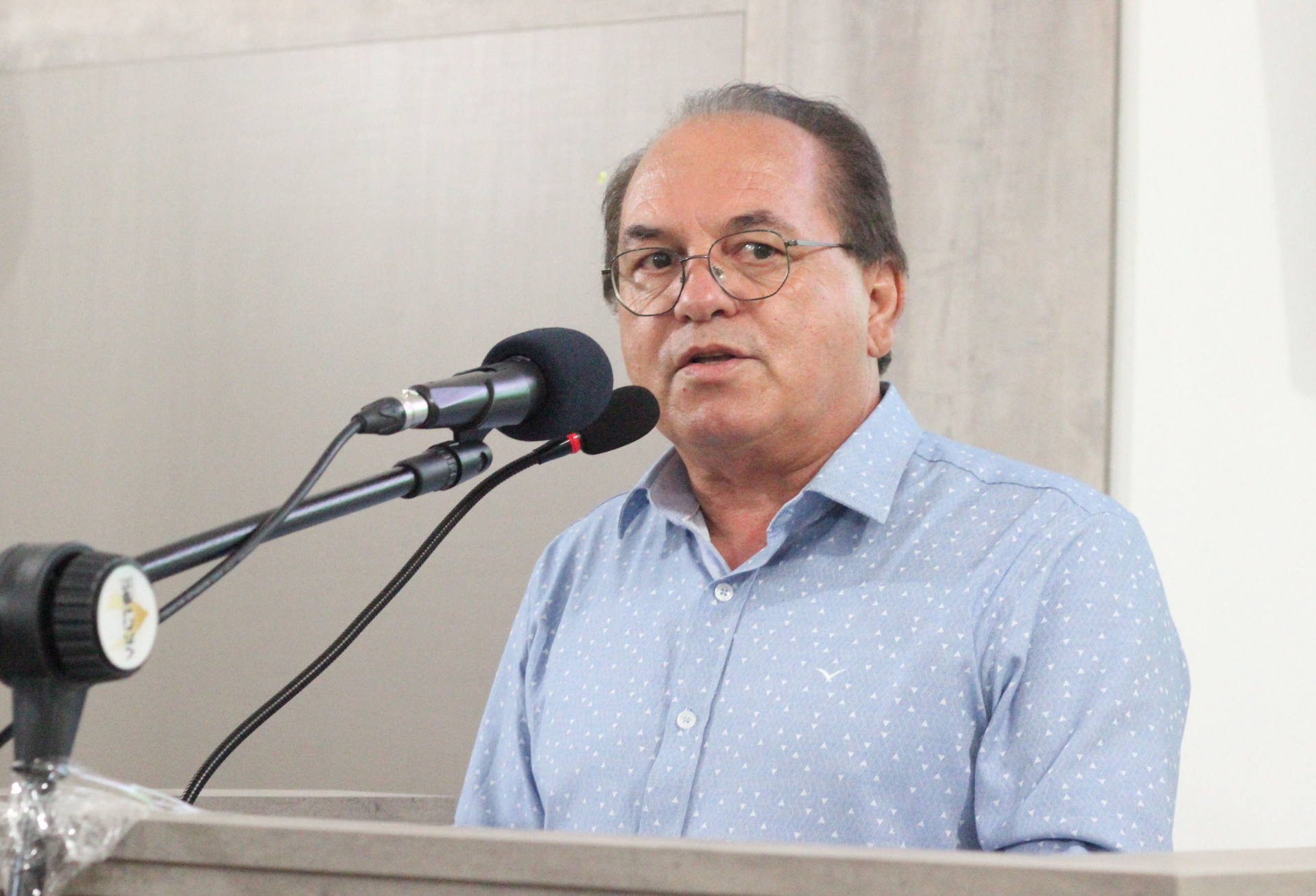 Adair critica situação dos banheiros de praças