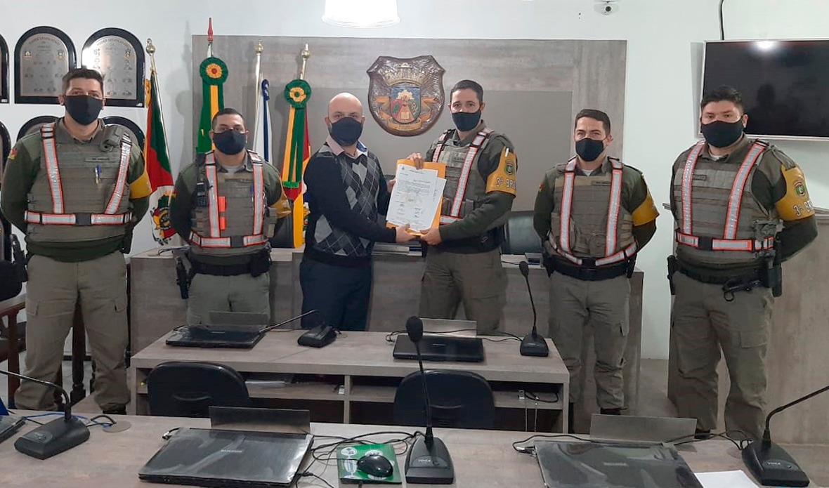 PM que salvou bebê recebe homenagem de Diego Martins