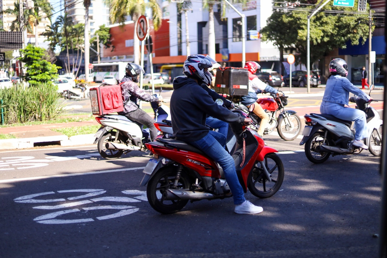 Prefeitura de Maringá intensifica orientação sobre uso correto do capacete com campanha educativa