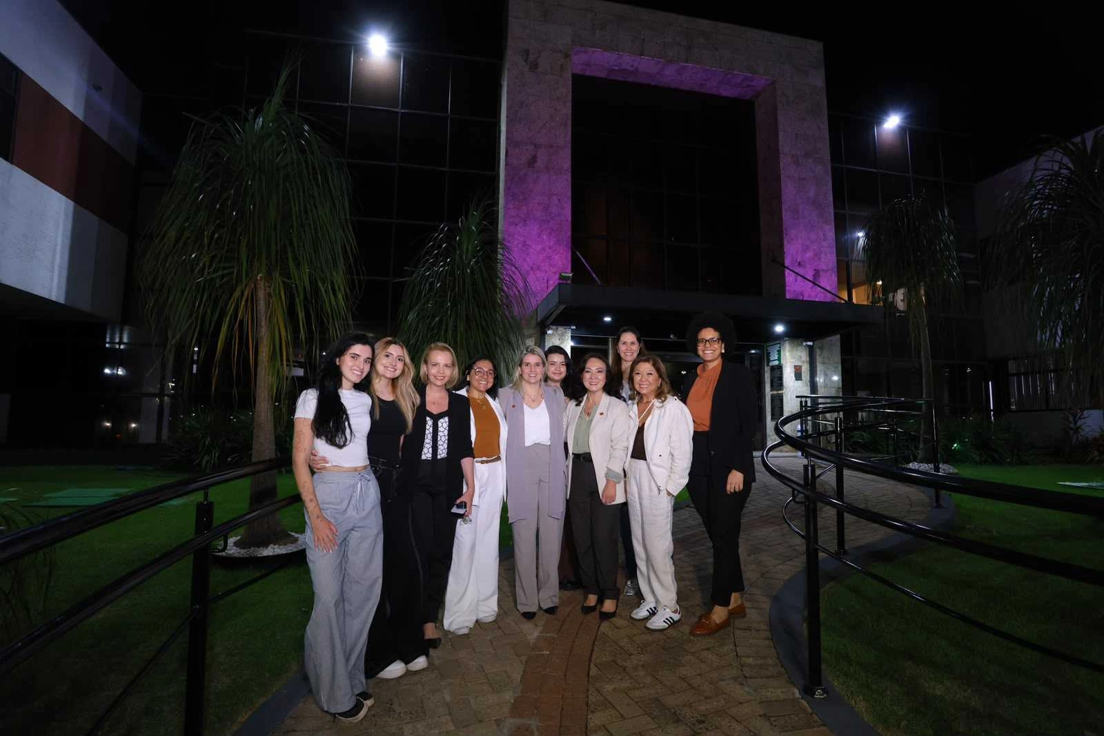 Procuradoria da Mulher da Câmara de Maringá marca início do Agosto Lilás com iluminação especial da fachada do Legislativo