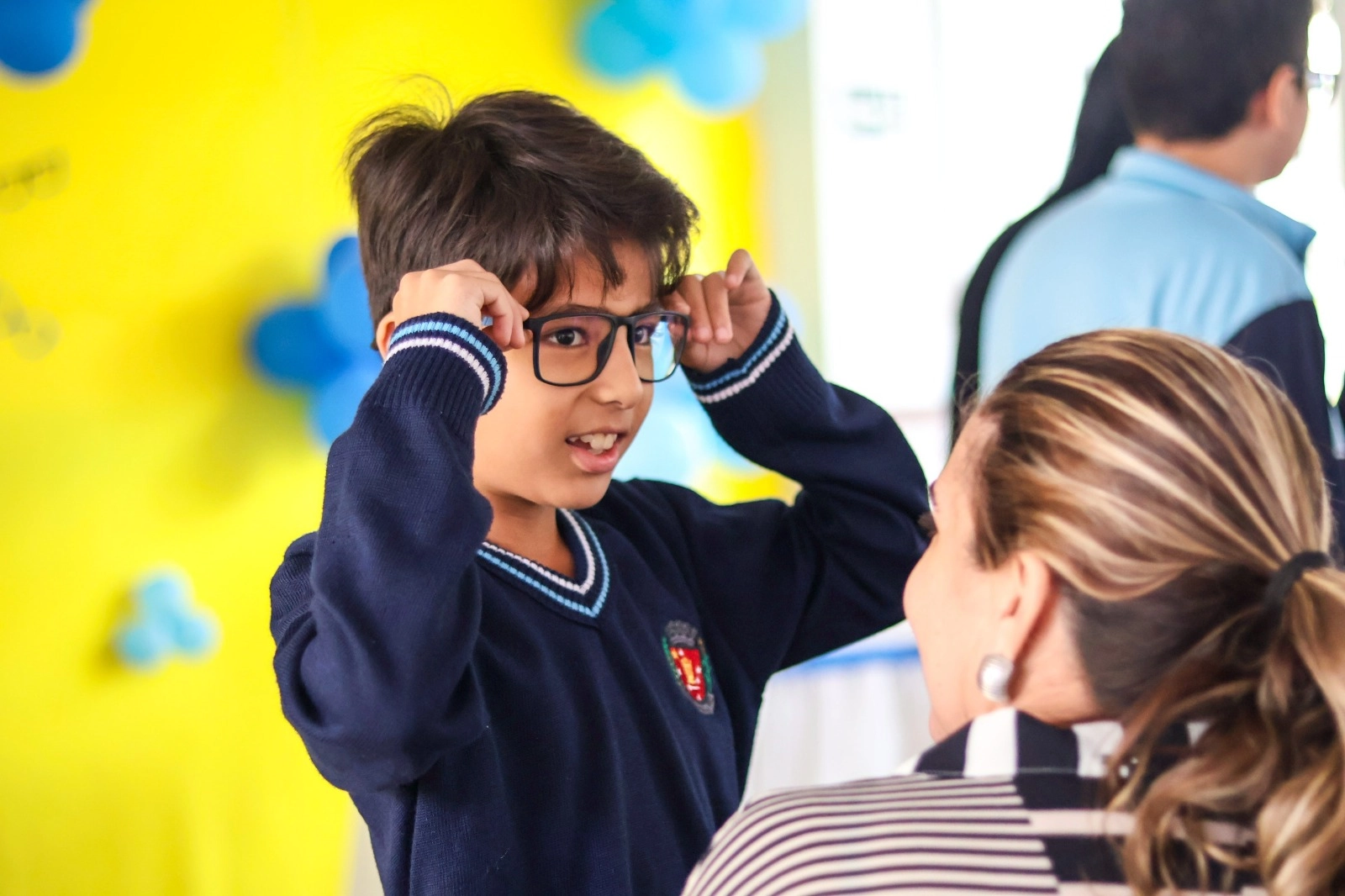 Programa ‘Olhando para o Futuro’ beneficia mais 52 estudantes com entrega de óculos gratuitos