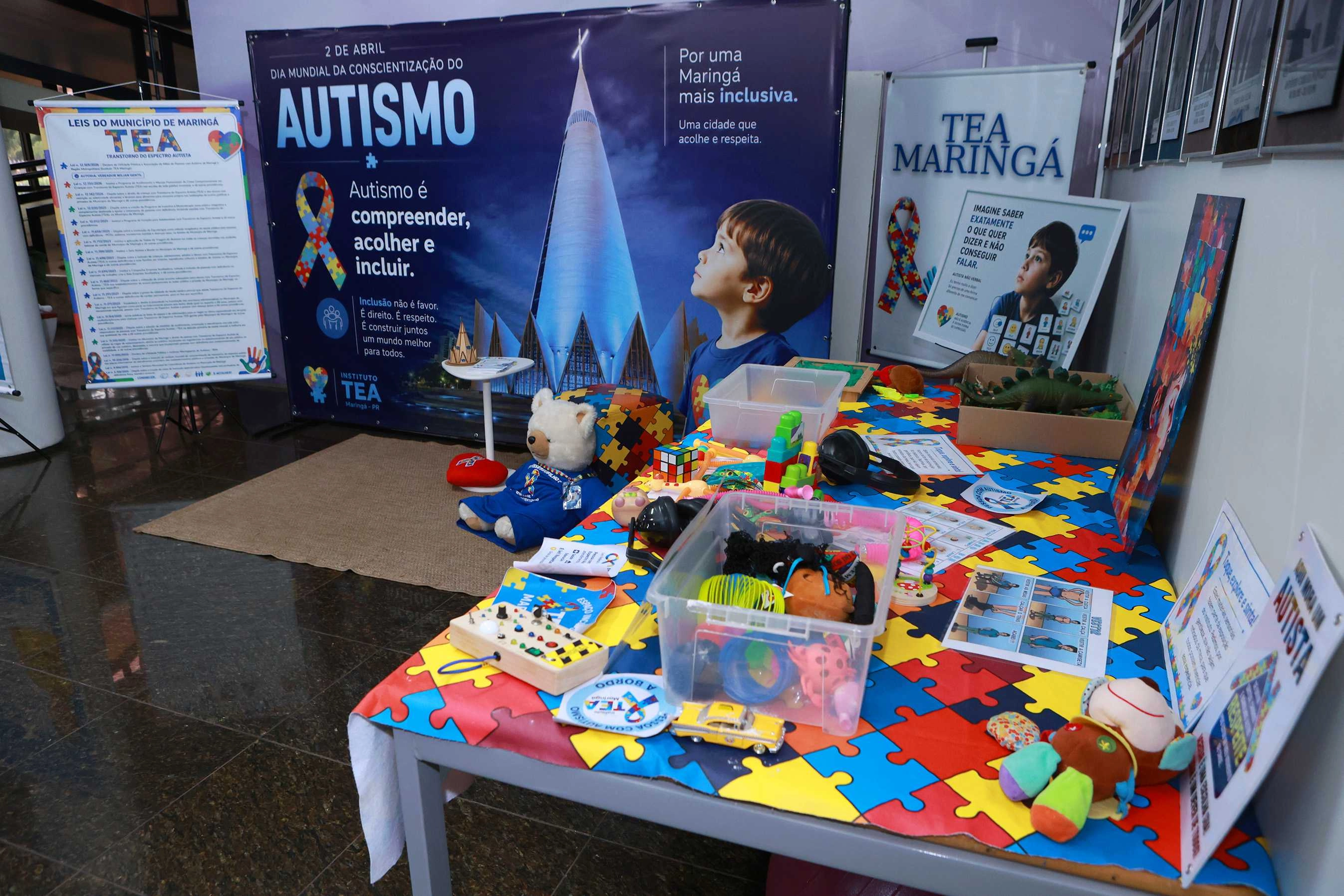 Câmara recebe exposição sobre autismo e reforça importância da inclusão