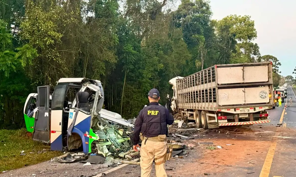 Corpos de vítimas de acidente no Paraná são retirados da pista