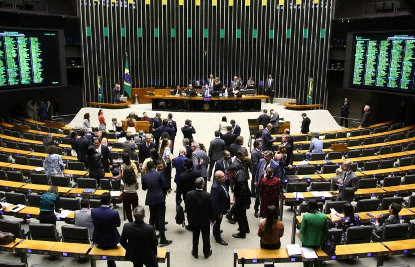 As principais notícias desta sexta-feira, 16 de outubro de 2026, destacam os seguintes temas no Brasil e no mundo: