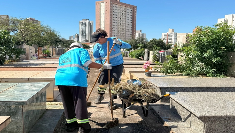 Prefeitura intensifica serviços de limpeza e manutenção no Cemitério Municipal para o Dia de Finados
